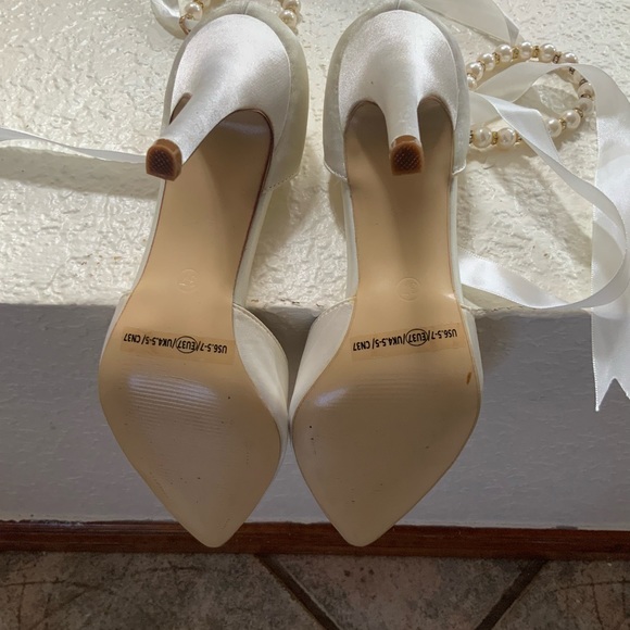 Beautiful champagne or cream color heels. - Picture 7 of 11